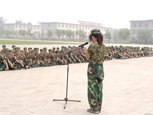 八维基础学院军训风采--中国广播网教育频道