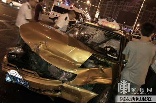 哈尔滨宣化街一辆兰博基尼与两辆出租车相撞 