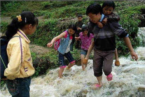 牵马趟水背着孩子上学 中国乡村特岗教师感动