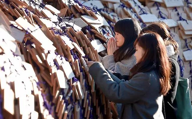 日本高考面面观:学生祈福 家长送巧克力