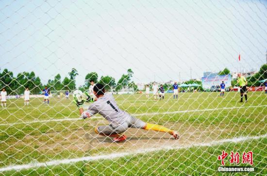 广东少年足球赛现假球 十岁孩子狂射自家球门