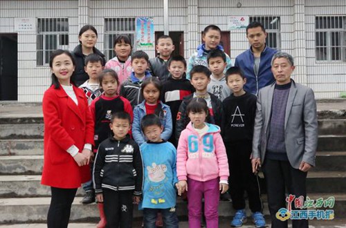 江西90后女孩当乡村教师 是14个学生的校长