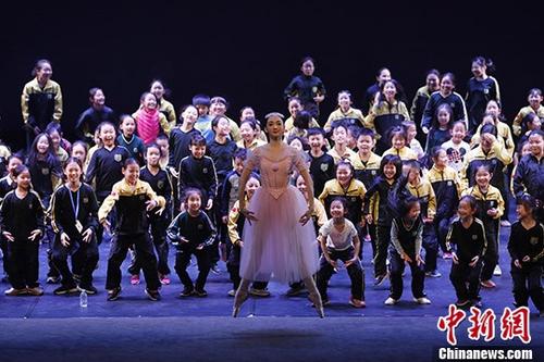 中国中央芭蕾舞团首次将芭蕾课堂“搬进”中国国际学校