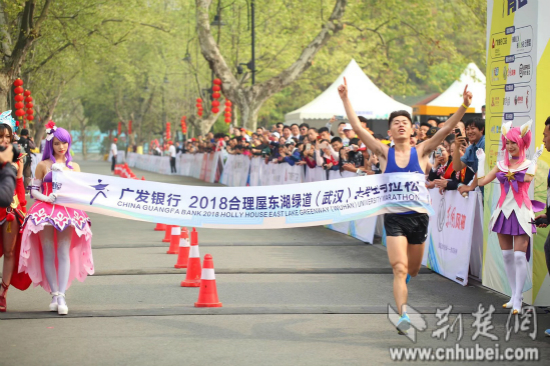 武汉大学生马拉松 四千余名在校大学生参加