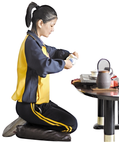 无声美少女变身茶艺师 特训:一个月学艺中常被烫到手