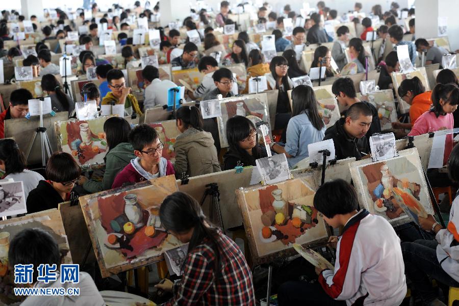 南京:近万名考生参加美术专业高考模拟考试