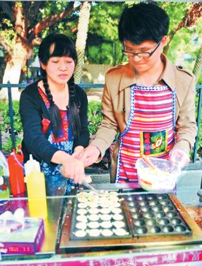 广州夫妻博士生摆摊卖鱼丸 天台上种菜网上学